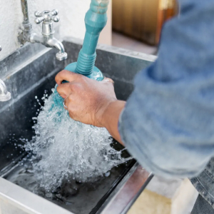 Вскипятите воду и добавьте соду: засор в раковине растворится за 3 минуты